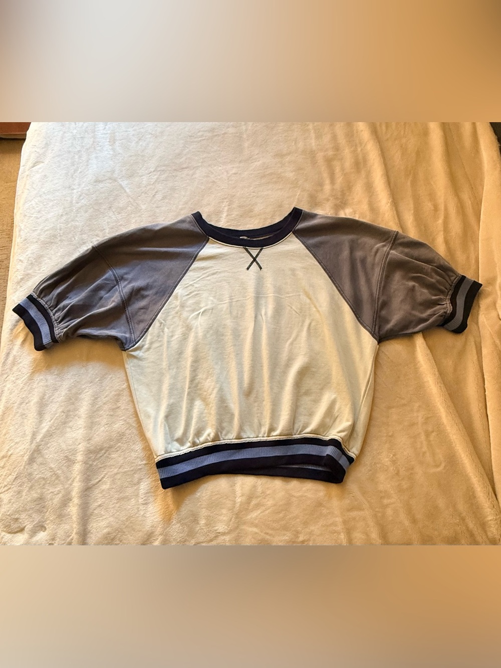 Woman’s Short Sleeve Raglan Sweatshirt in Cream & Gray